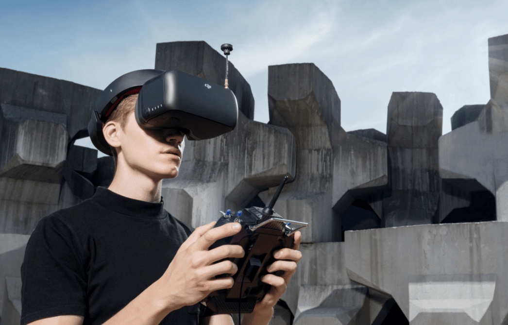 hombre utilizando gafas para volar drones