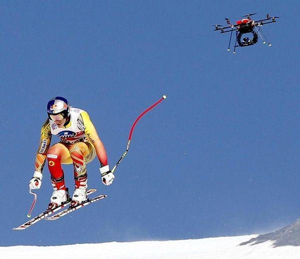Dron siguiendo esquiador profesional