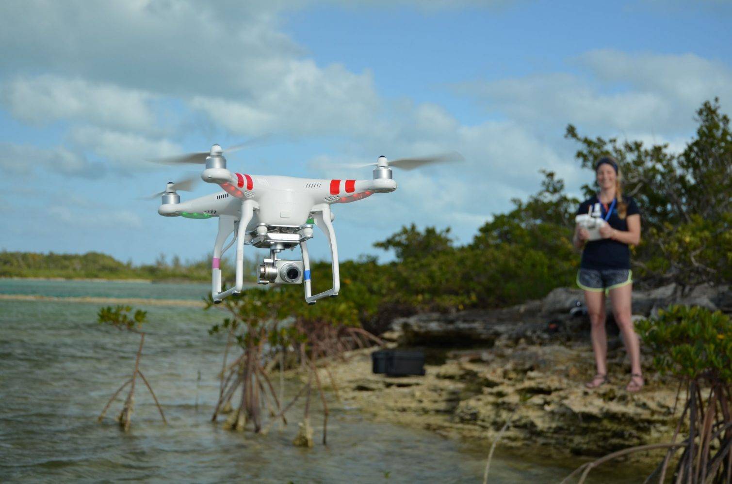 drone sobrevolando rio