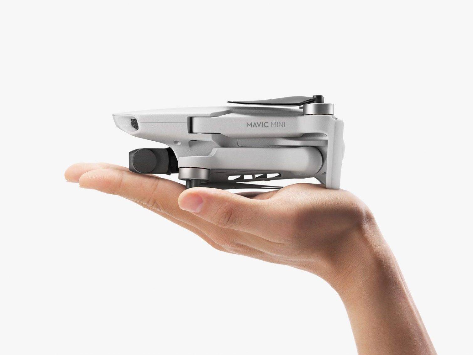 dron pequeño gris sobre mano