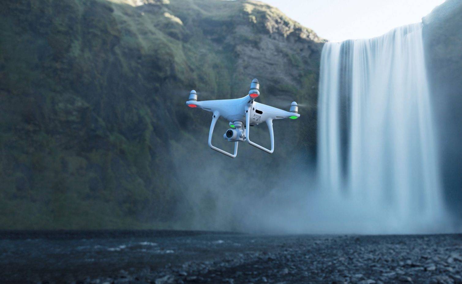 drone blanco volando en agua y cataratas