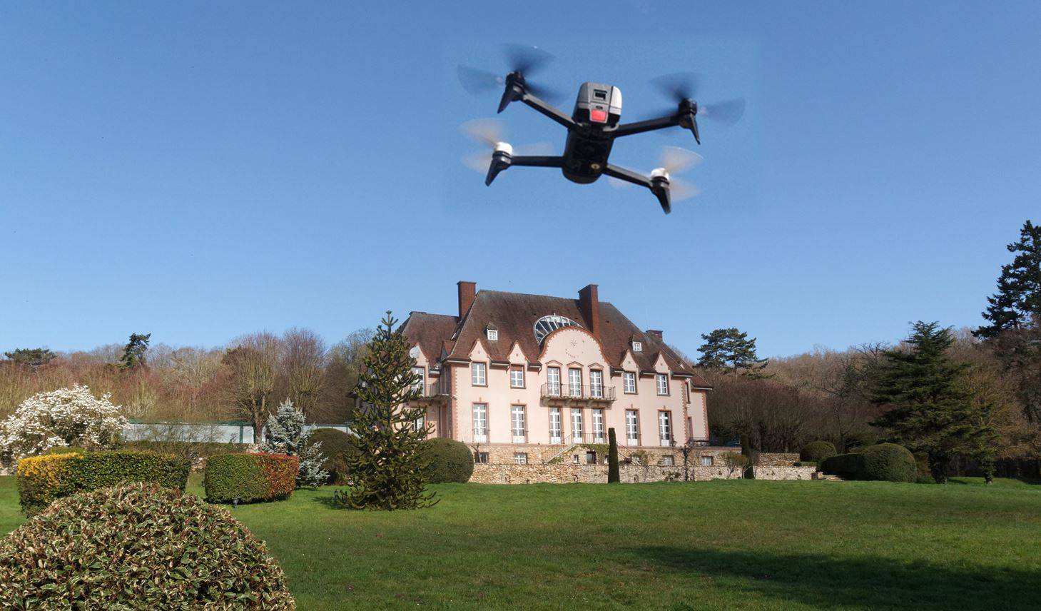 drone y casa grande con cielo despejado