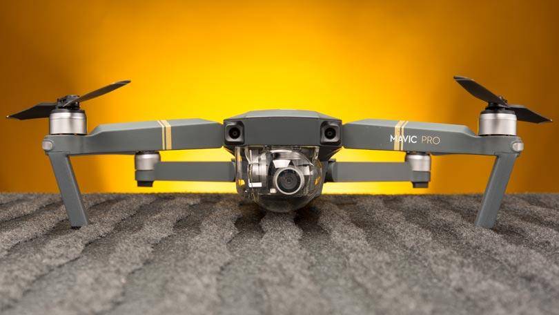 dron gris sobre fondo naranja
