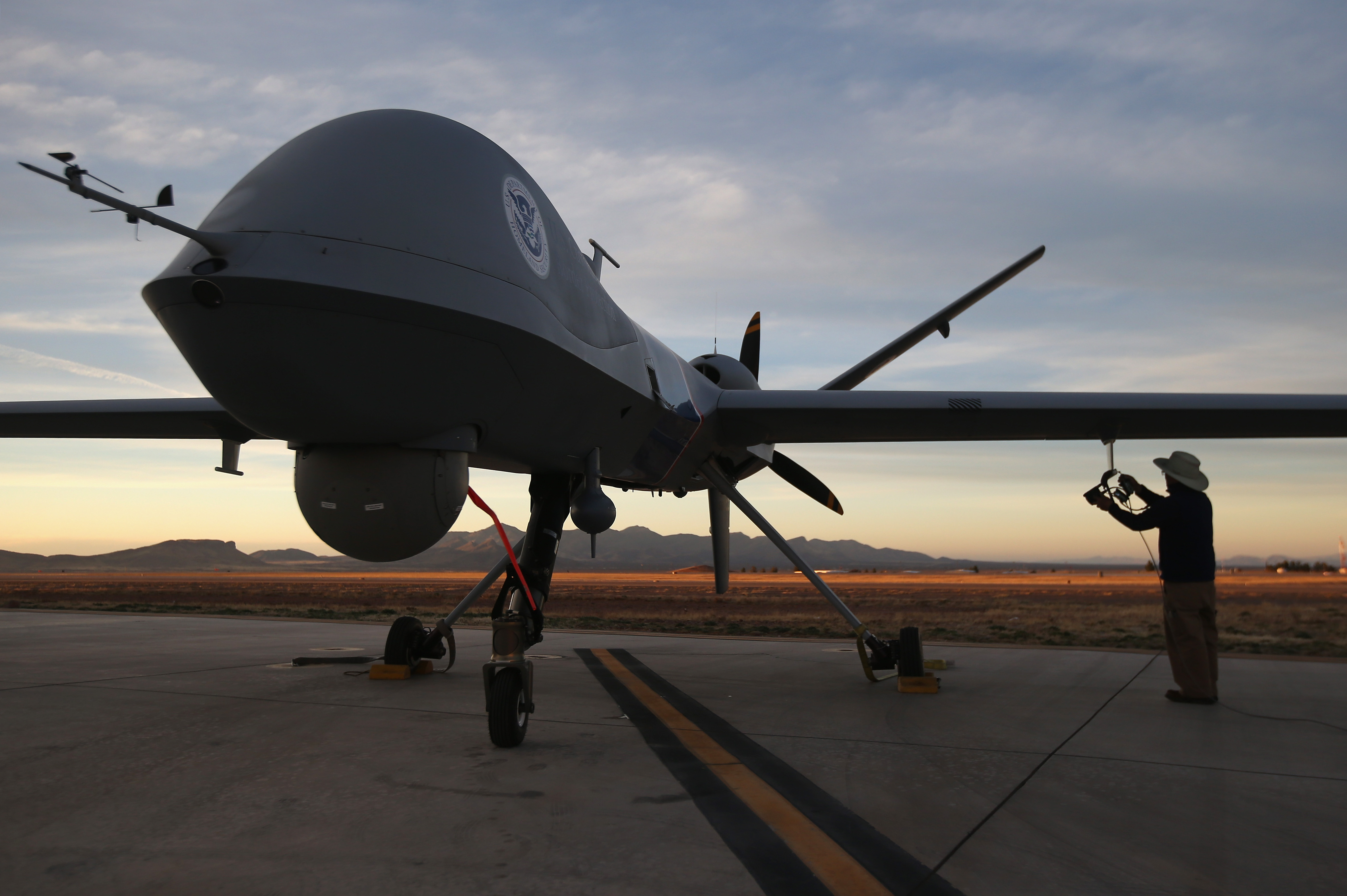 drone militar en atardecer