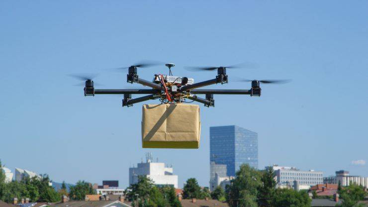 drone llevando una caja