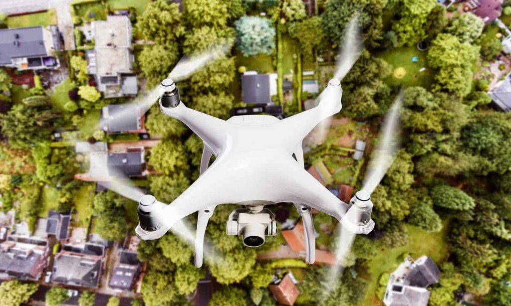 Drone sobrevolando casas