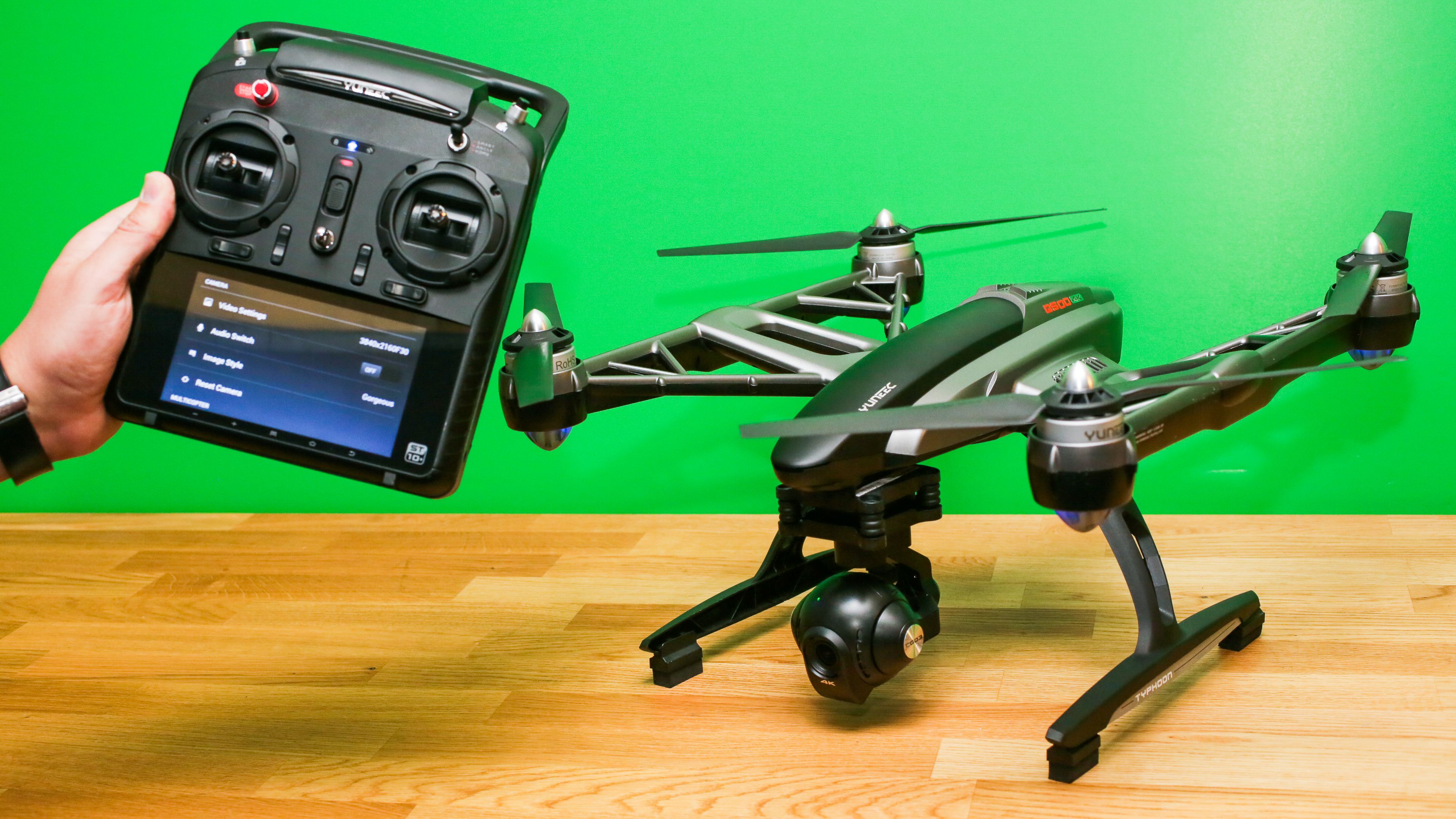 dron negro y control remoto con pantalla