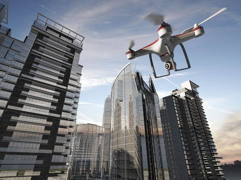 drone volando entre edificios