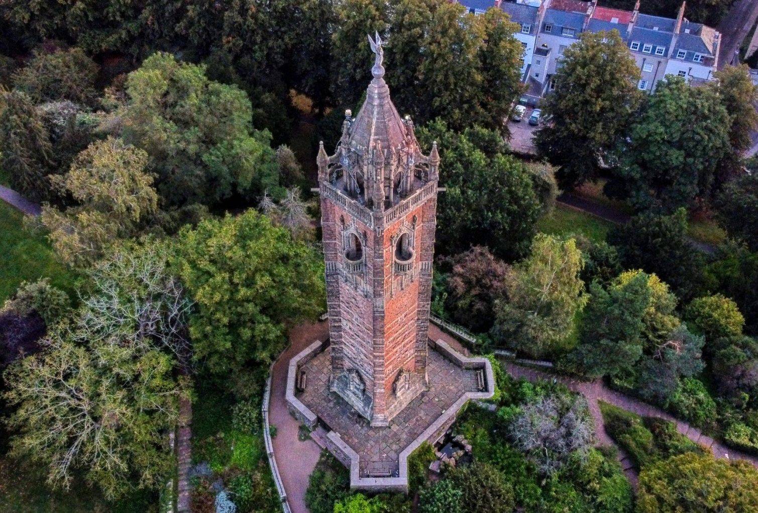 torre rodeada de arboles desde altura