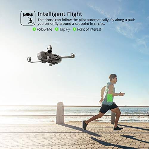 drone siguiendo a corredor en playa