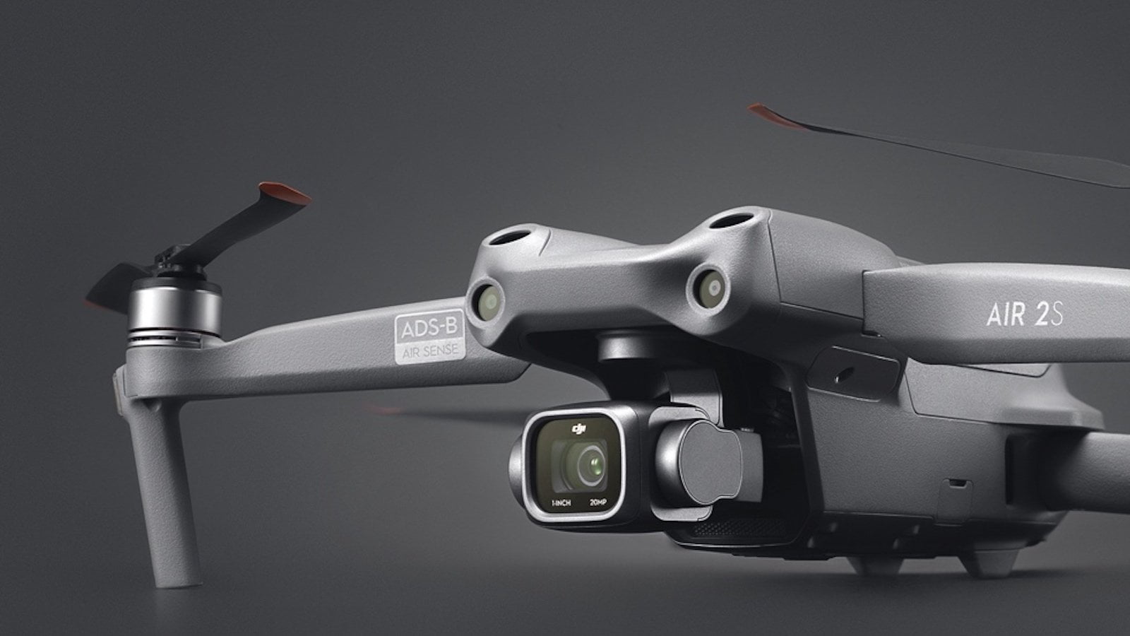 Drone DJI Air 2S sobre fondo gris
