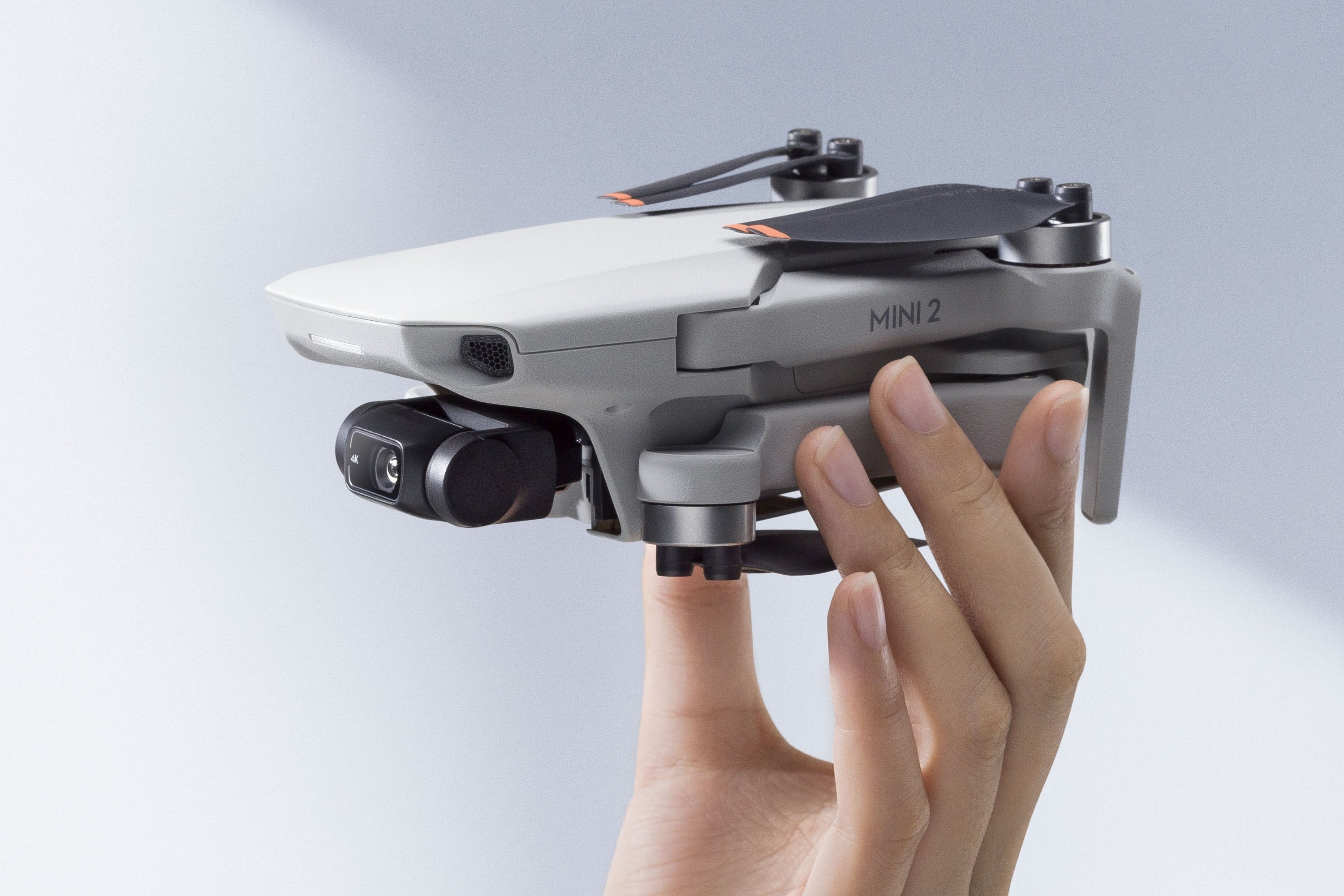 Mini drone en una mano
