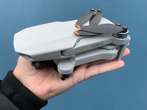 Mini dron plegado sobre mano