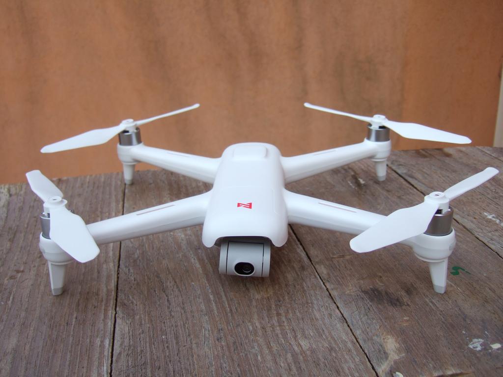 Drone fimi a3 blanco sobre mesa de madera