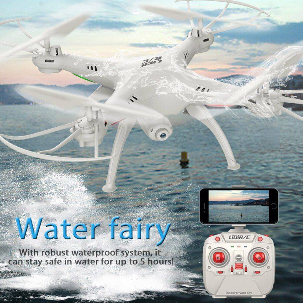 drone blanco sobre el agua