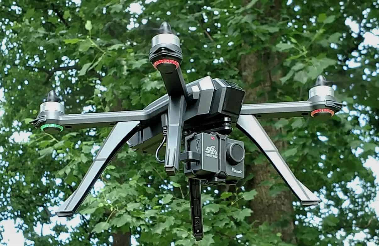 drone con arbol detras