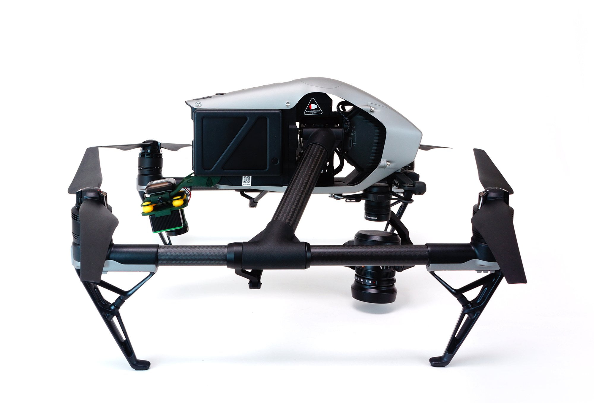 Drone gris y negro sobre fondo blanco