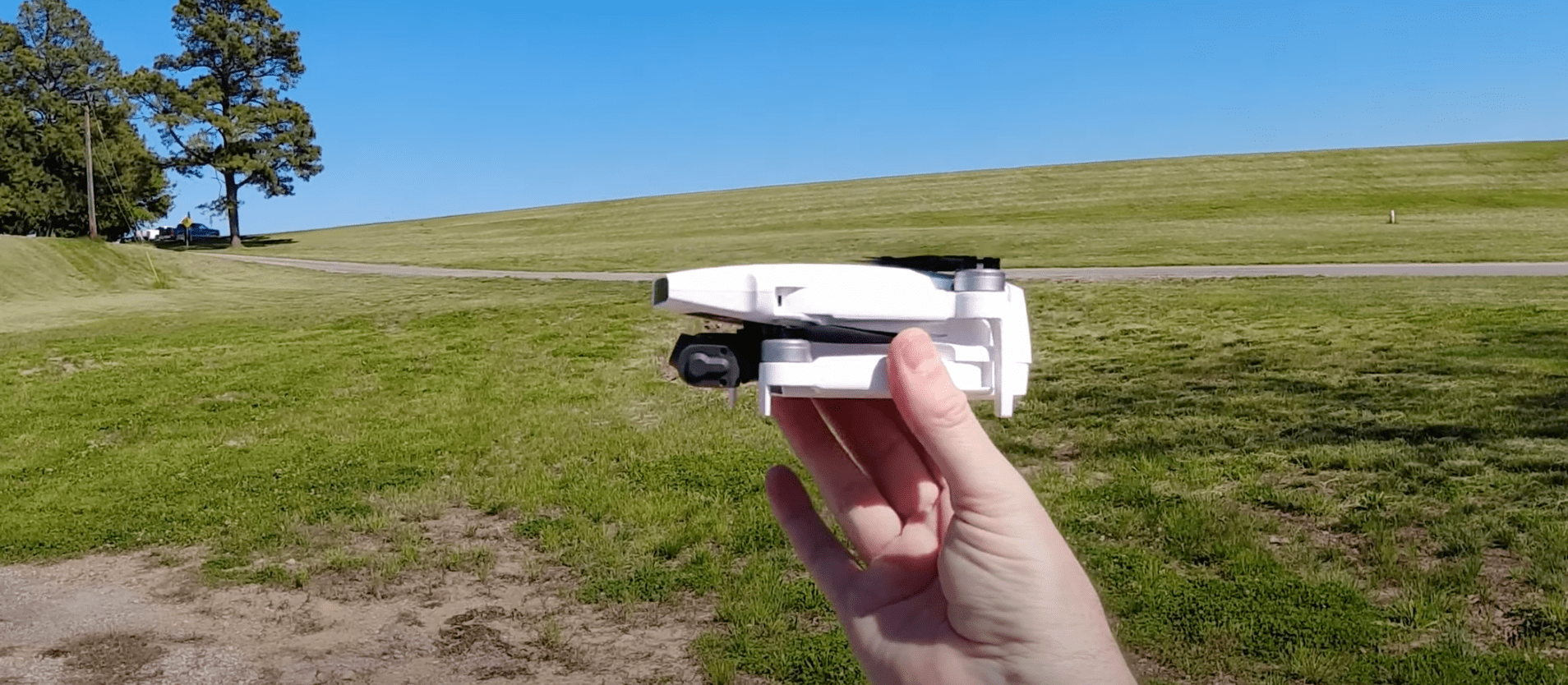 Drone X8 Mini sostenido en mano