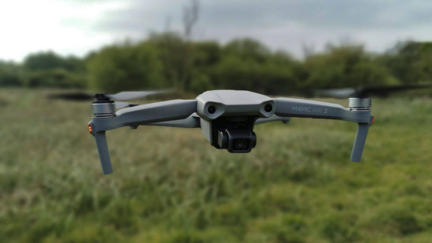 drone gris volando sobre pasto