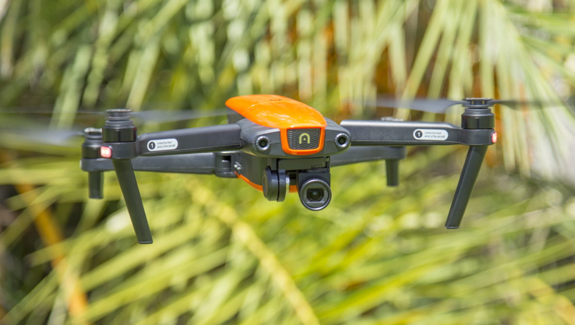 Drone naranja y negro sobrevolando