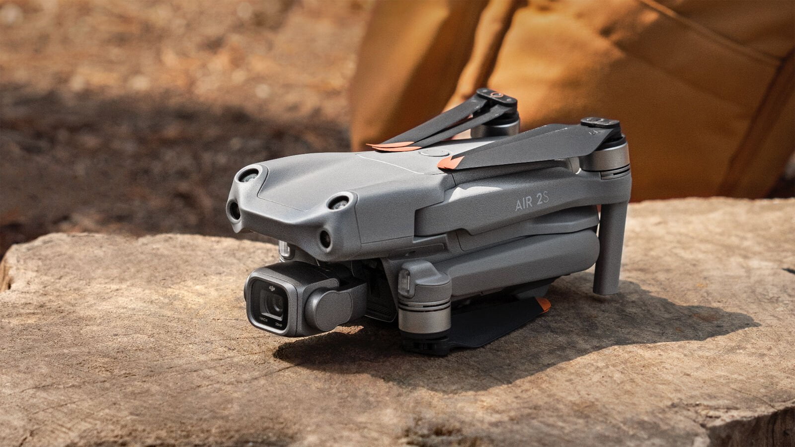DJI Air 2S Plegado sobre tronco