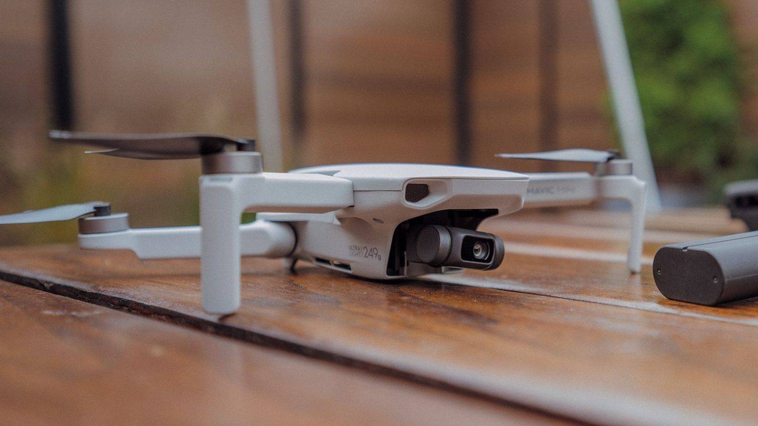 drone sobre superficie de madera