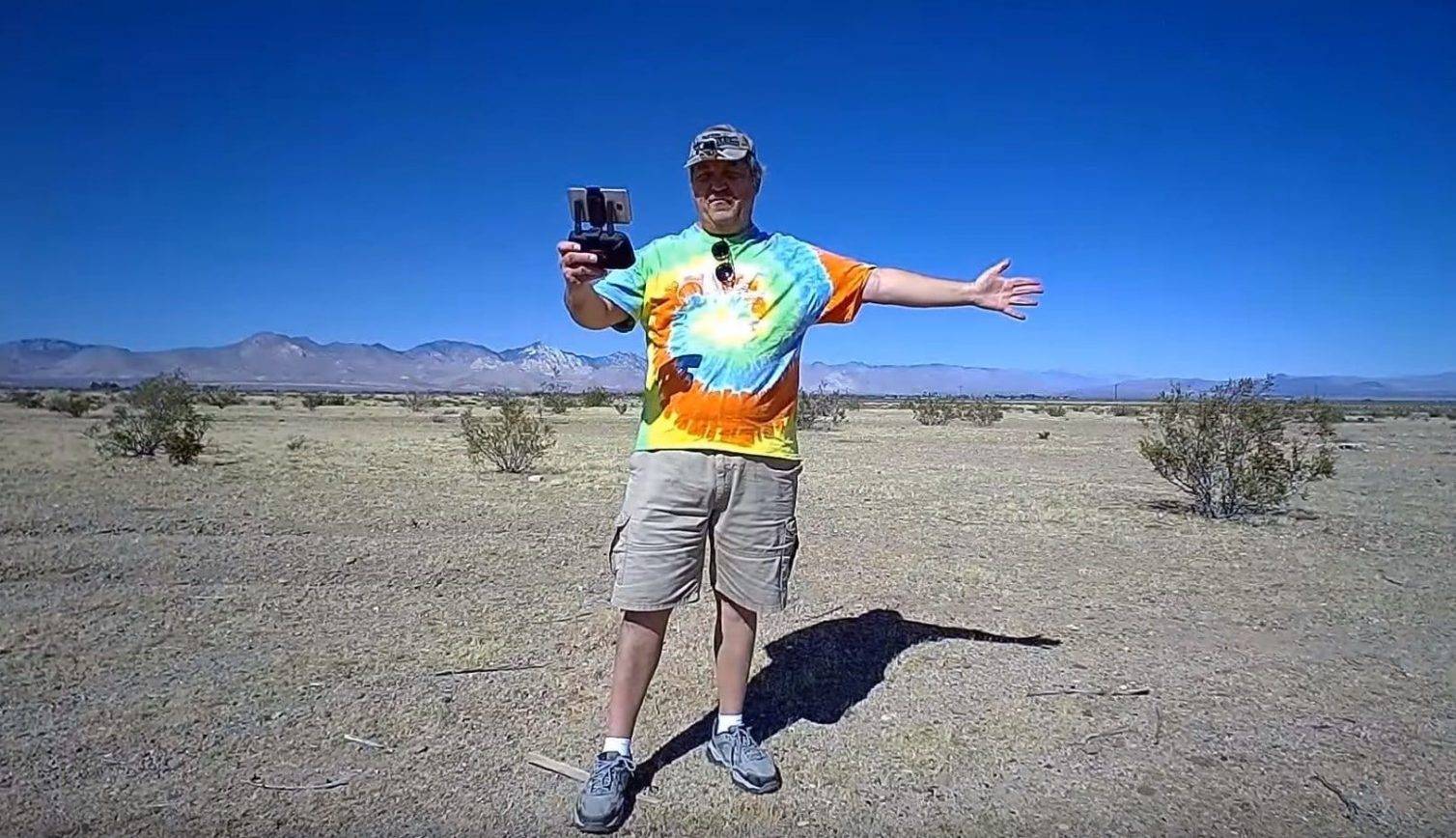 hombre sosteniendo control de drone