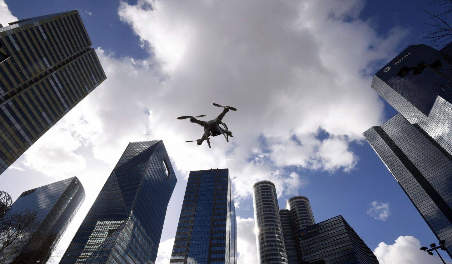drone volando entre edificios