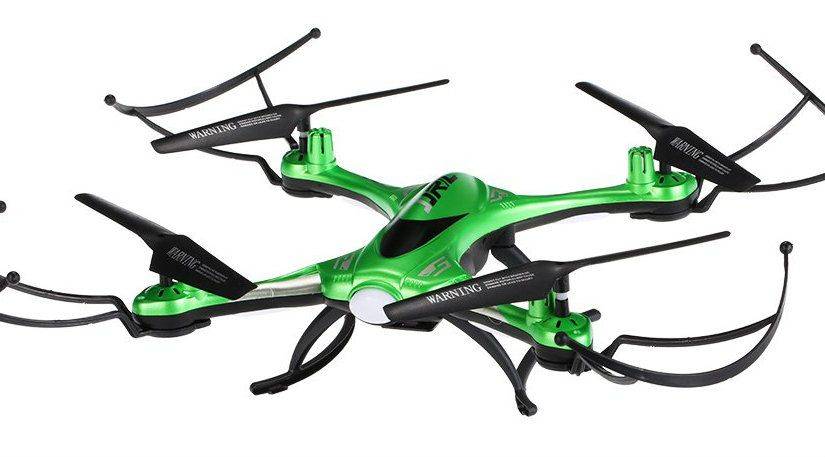Drone verde y negro sobre fondo blanco