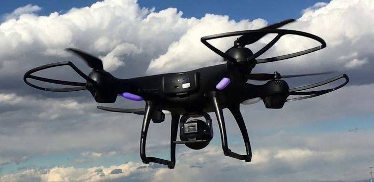 drone negro volando
