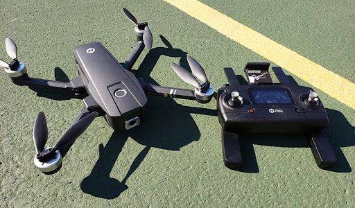 drone negro con control remoto sobre asfalto