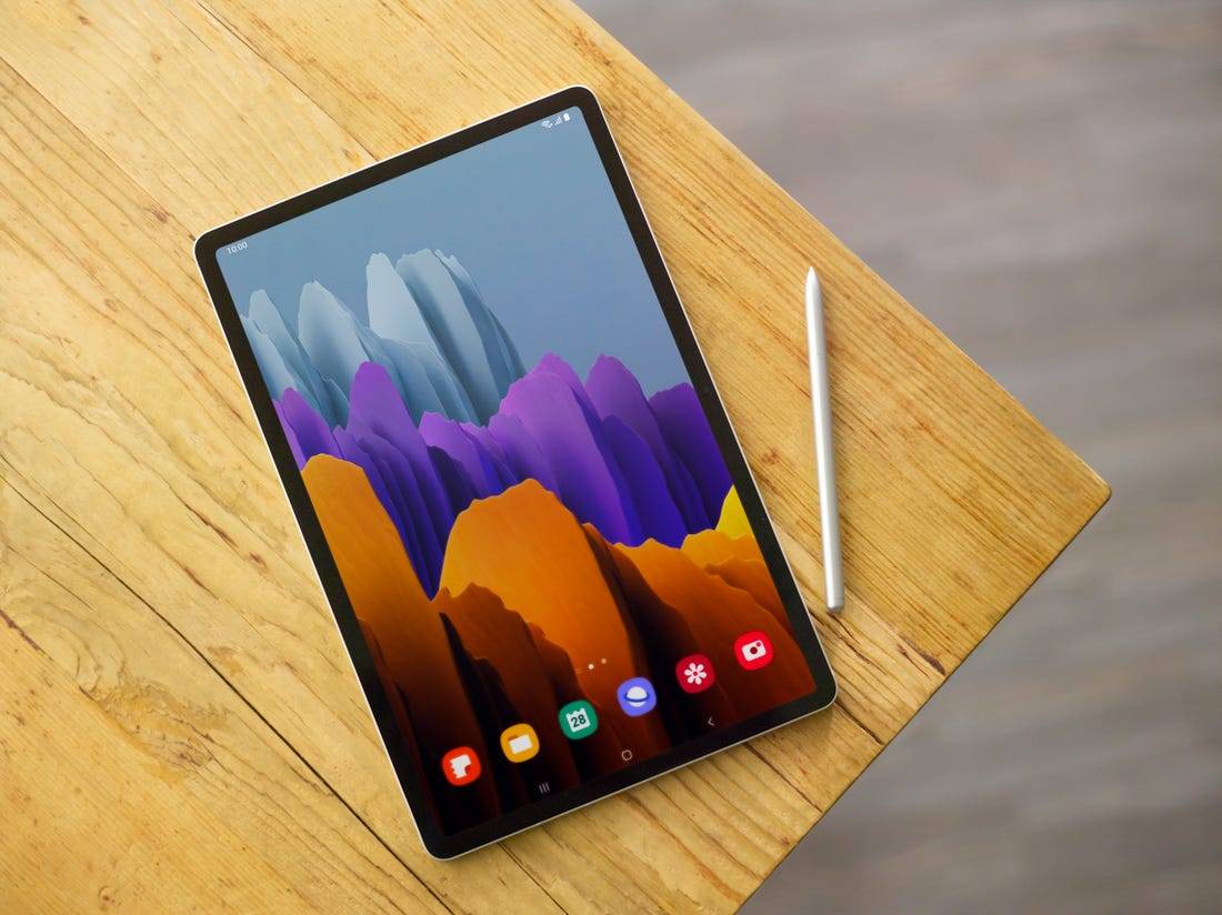 tableta samsung s7 con lapiz sobre mesa