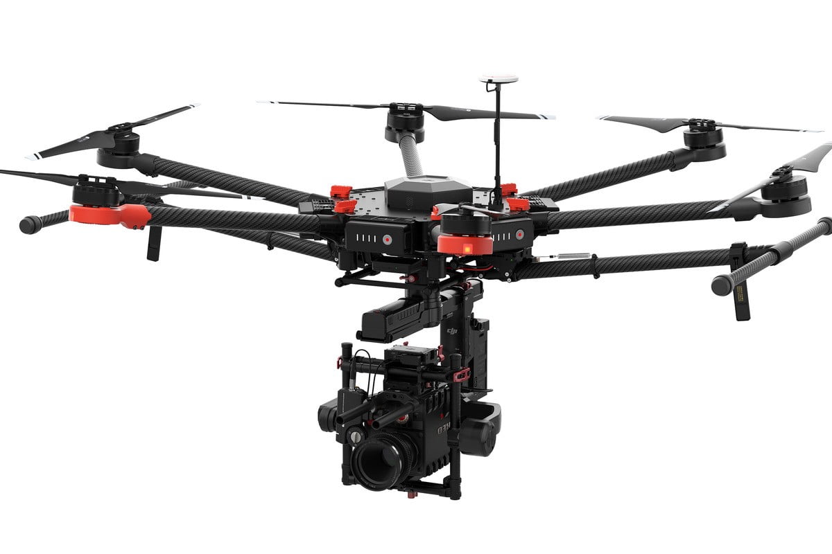 drone negro y naranja sobre fondo blanco