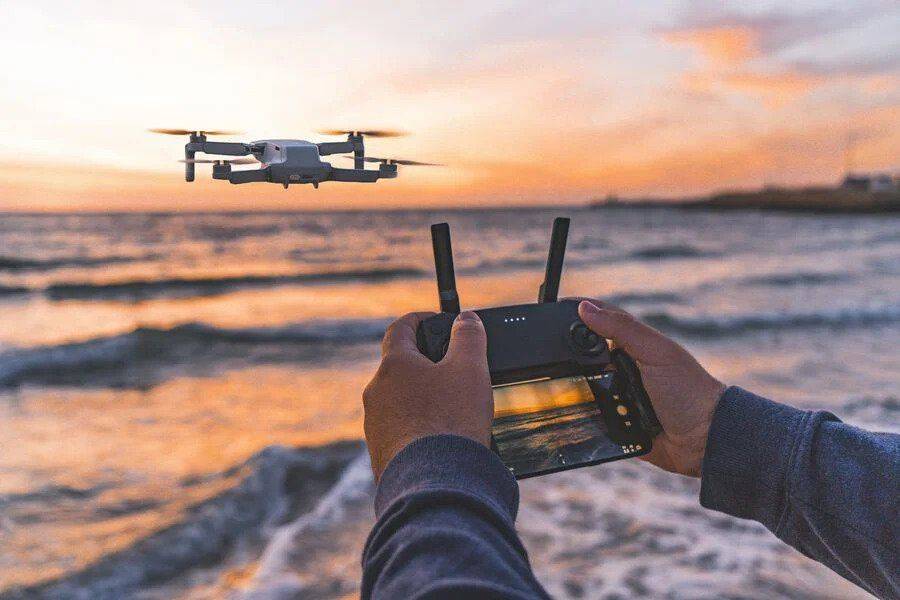 drone volando en atardecer