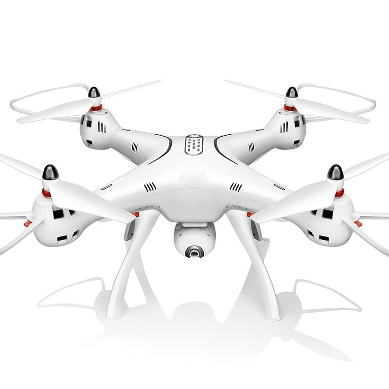 Drone blanco sobre fondo blanco