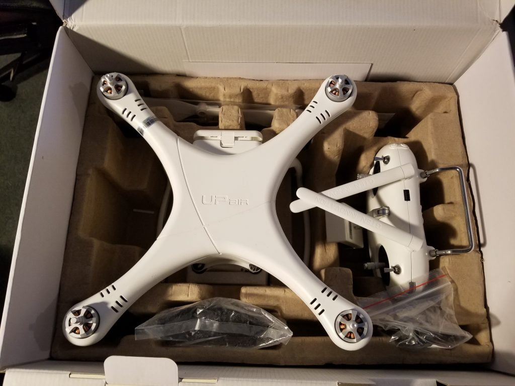 drone blanco en caja